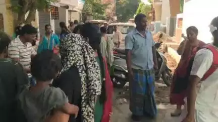 திருவொற்றியூர்: திருவொற்றியூர் சுற்றுவட்டார பகுதிகளில் கோடை விடுமுறை முடிந்து பள்ளிக்கு வந்த மாணவ மாணவிகளை வரவேற்ற ஆசிரியர்கள்
