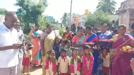 திருப்பத்தூர்: அனேரி கிராமத்தில் மேளதாளம் முழங்க, பள்ளி மாணவர்களுக்கு சீர்வரிசையுடன் வரவேற்பு கொடுத்த ஊராட்சி நிர்வாகம்