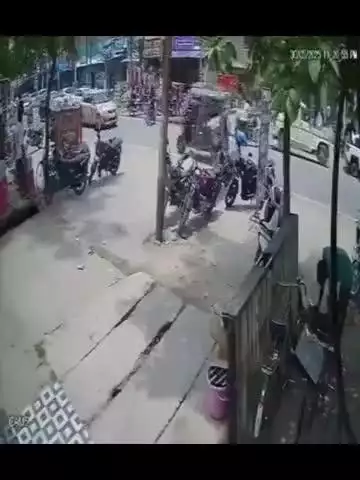 यूपी के बस्ती में जिला अस्पताल के पास खड़ी बाइक में स्टार्ट करते समय आग लग गई। आग की चपेट में पास में खड़ी स्कूटी भी आ ग