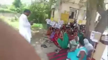 बेन: सामुदायिक पटेल भवन से अवैध कब्जा हटाने की मांग पर ग्रामीणों का प्रखंड कार्यालय के पास  दीया धरना प्रदर्शन #jansamasya