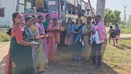 திண்டுக்கல் மேற்கு: செட்டிநாயக்கன்பட்டியில் பள்ளிக்கு வருகை தந்த மாணவ, மாணவிகளுக்கு பேனா, பென்சில், ரோஜா மற்றும் சாக்லேட் கொடுத்து வரவேற்ற ஆசிரியர்கள்