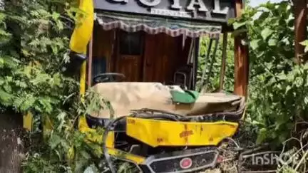 सोहावल: लखनऊ से अयोध्या की तरफ जा रही डबल डेकर बस बरसेंडी के पास गड्ढे में उतरी