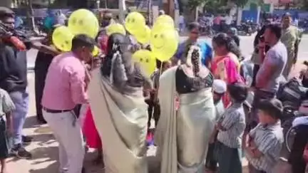 வேலூர்: கொணவட்டம் மாநகராட்சி பள்ளியில் கோடை விடுமுறை முடிந்து பள்ளிக்கு வந்த மாணவர்களுக்கு உற்சாக வரவேற்பு