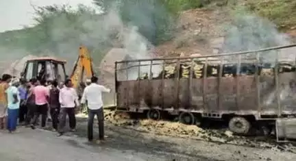 नारनौल: जसरापुर गांव के पास टायर फटने से चावल से भरा ट्रक पहाड़ी से टकराया, ट्रक में आग लगने से चावल जलकर राख