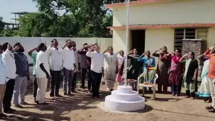 ధర్మారం: తహశీల్దార్ కార్యాలయంలో జాతీయ జెండాను ఆవిష్కరించిన డిప్యూటీ ఎమ్మార్వో ఉదయ్ కుమార్