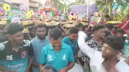 ஊத்தங்கரை: பெருமாள் நாயக்கன்பட்டியில் 20 ஆண்டுகளுக்கு பிறகு நடைபெற்ற மாரியம்மன் திருவிழா - மாவிளக்கு எடுத்து மக்கள் வழிபாடு