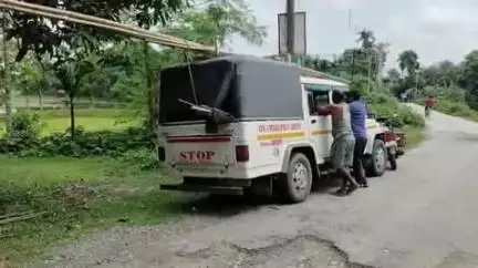 আলিপুরদুয়ার ২: যশোডাঙ্গা বাজার এলাকায় বিদ্যুৎ দপ্তরের কর্মীসহ গাড়ি আটক ২ ঘন্টা ধরে ঘটনাস্থলে পুলিশ