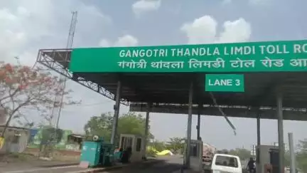 थांदला से लिंमड़ी जाने वाले रास्ते पर गंगोत्री प्रोजेक्ट के नाम से टोल नाका चलता है भारत सरकार परिवहन निगम का सख्त आदेश के बाद भी फास्ट ट्रैक नहीं है