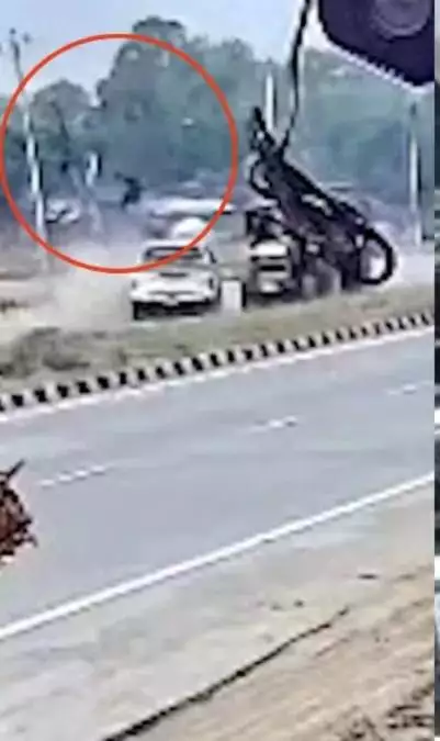 यूपी के गोरखपुर में अनियंत्रित कार की चपेट में आने से चार युवकों की हुई मौत, हादसे का वीडियो आया सामने