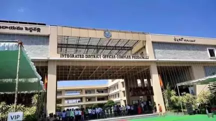 పెద్దపల్లి: కలెక్టరేట్లో జాతీయ జెండాను ఎగురవేసిన రాష్ట్ర మహిళా కమిషన్ చైర్మన్ నేరెళ్ల శారద