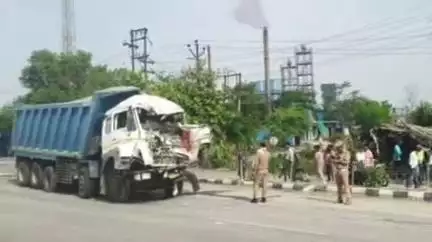 अकबरपुर: उमरन चौराहे पर डंपर ने अज्ञात वाहन को पीछे से मारी जोरदार टक्कर, कंडक्टर की हुई दर्दनाक मौत, चालक फरार