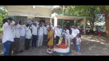 ధర్మారం: జాతీయ జెండాను ఆవిష్కరించిన ధర్మారం ఏఎంసీ చైర్మన్ లావుడ్య రూప్లా నాయక్..