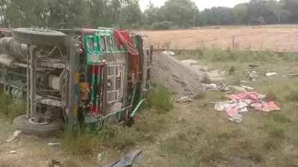 सिरौली गौसपुर: सैदनपुर चौराहे के पास ट्रक बालू लादकर जा रहा था, अचानक अनियंत्रित होकर पलट गया, चालक बाल-बाल बचा