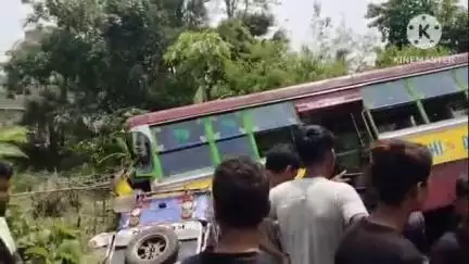 ডায়মন্ডহারবার ১: দোলনঘাটার কাছে বাস ও টোটোর মুখোমুখি ধাক্কা; আহত কয়েকজন