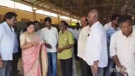 ముఖ్యమంత్రి సహాయ నిధి ద్వారా మంజూరైన చెక్‌లను పంపిణీ చేసిన రాష్ట్ర మంత్రి గుమ్మిడి సంధ్యారాణి
