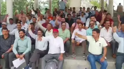 पिथौरागढ़: सरकारी सस्ता गल्ला विक्रेताओं का आंदोलन विभिन्न मांगों को लेकर लगातार जारी, सामूहिक इस्तीफे की दी चेतावनी