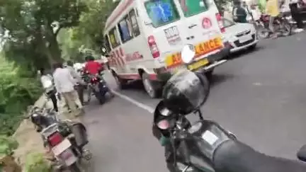 लखीमपुर: इन्दिरा मनोरंजन पार्क के पास बछड़े से टकराई बाइक, बाइक सवार तीन लोग गिरकर हुए घायल