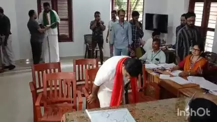 നിലമ്പൂർ: ഉപതെരഞ്ഞെടുപ്പ്, എൽ.ഡി.എഫ് സ്ഥാനാർത്ഥി എം. സ്വരാജ് താലൂക്ക് ഓഫീസിൽ നാമനിർദ്ദേശപത്രിക സമർപ്പിച്ചു