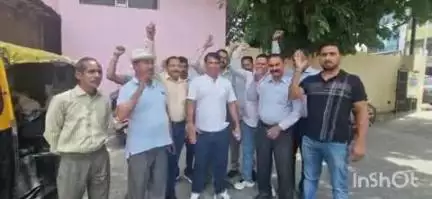 हल्द्वानी: हल्द्वानी के एसडीएम कोर्ट परिसर में गौलापार के ग्रामीणों ने नलकूप खराब होने को लेकर किया प्रदर्शन