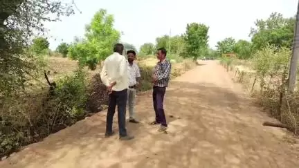 अंजड़: ग्राम पंचायत सुराना में मंडवाड़ा ने बना दिया रोड, ग्रामीणों व जनप्रतिनिधियों ने लगाए भ्रष्टाचार के आरोप