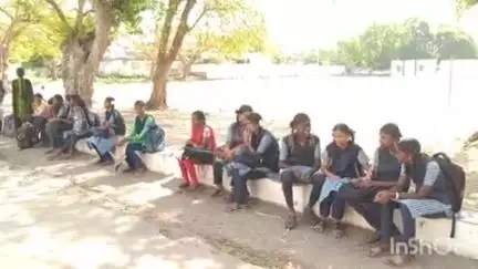 அரியலூர்: மாவட்டத்தில் கோடை விடுமுறை முடிந்து இன்று பள்ளிகள் திறப்பு- உற்சாகத்துடன் பள்ளிக்கு வந்த மாணவ, மாணவிகள்