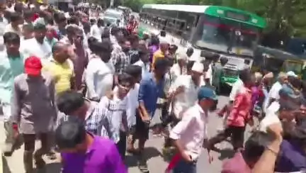 కాకినాడ కలెక్టరేట్ వద్ద కదం తొక్కిన మత్స్యకారులు తమకు న్యాయం చేయాలని డిమాండ్