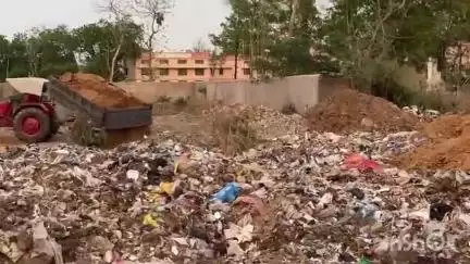 डुमरांव: डुमरांव में कूड़े की डंपिंग करने वाली एजेंसी ने लैंडफिल साइट चुना, मिट्टी डालकर कूड़े के ढेर को ढंकना शुरू किया