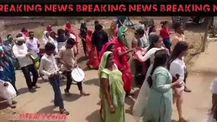 ग्राम भैंसनवाही में श्री मति माया दुबे आंगनवाड़ी  मैडम जी की हुई रेडरमेंट जिस से गांव में बधाई समारोह कार्यक्रम किया गया