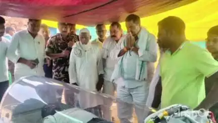 सिमरी: सिमरी प्रखंड के कठार पंचायत के दिया गांव में करंट लगने से युवक की मौत, विधायक ने बंधाया ढांढस