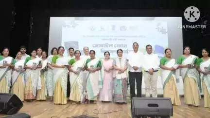 গোলাঘাট: জিলা পুথিভঁৰালৰ প্ৰেক্ষাগৃহত ৪০৬ গৰাকী অংগনবাড়ী কৰ্মীক মোবাইল ফোন প্ৰদান মন্ত্ৰী অজন্তা নেওগৰ