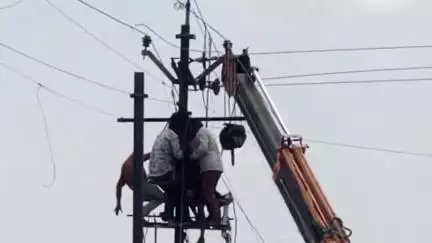 धुळे: शंभर फुटी रोडवर विद्युत खांबावर काम करताना कर्मचाऱ्याला विजेचा धक्का बसल्याने गंभीर जखमी