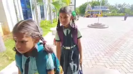 பாப்பிரெட்டிபட்டி: கடத்தூர் கிரின்பார்க் பள்ளியின் சார்பாக பள்ளி மாணவர்களுக்கு பூங்கொத்து கொடுத்து வரவேற்பு