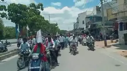 ధర్మవరం పట్టణంలో సోమవారం వడ్డే ఓబన్న విగ్రహం ఆవిష్కరించిన పరిటాల శ్రీరామ్ & చిలకం మధుసూదన్ రెడ్డి.