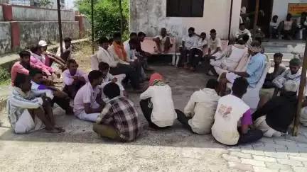 प्रतापगढ़: नारदा गांव में टिमरू के पेड़ पर युवक का शव लटका मिलने से मची सनसनी, पुलिस जांच में जुटी