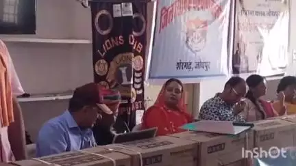 बालेसर: फलोदी रोड फांटा स्थित शहीद श्री धोकल सिंह स्मृति भवन में 14 वीरांगनाओं को दी गई सिलाई मशीन