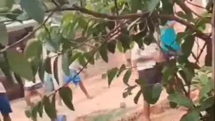 सैदपुर: भुंवरपुर में जर्जर खड़ंजे को उखड़वाकर नया खड़ंजा लगाने को लेकर 2 पक्षों में हुई पत्थरबाजी का वीडियो वायरल