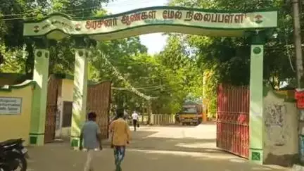ஊத்தங்கரை: ஆண்கள் மற்றும் பெண்கள் மேல்நிலைப் பள்ளிகளுக்கு முதல் நாள் ஆர்வத்துடன் வருகை தந்த மாணவ-மாணவிகள்