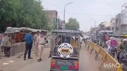 डबरा में ट्रैफ़िक व्यवस्था सुधारने के लिए सड़कों पर उतरा प्रशासन, शुरू किया गया ई-रिक्शा की कलर कोडिंग का कार्य