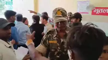 बिहार: मॉडल अस्पताल में ई-रिक्शा से रुपये चोरी करने को लेकर हंगामा, गार्ड ने किया बचाव, आरोपी फरार