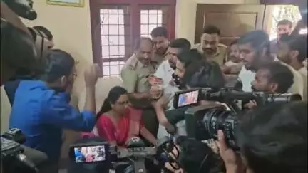 ദേവികുളം: അടിമാലി ഗവ. ഹൈസ്കൂളിൽ ഒൻപതാം ക്ലാസിലെ ഇംഗ്ലീഷ് മീഡിയം ഡിവിഷൻ നിർത്തലാക്കുന്നതിൽ പ്രതിഷേധം