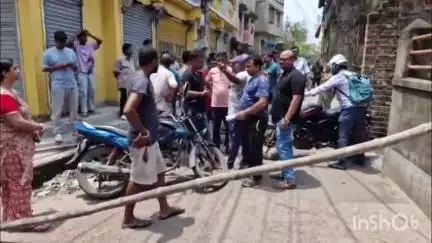 বালি-জগাছা: বালি পৌরসভার অন্তর্গত লিলুয়া ৩৩ নম্বর ওয়ার্ড রাস্তা অবরোধ করে বিক্ষোভ স্থানীয় বাসিন্দাদের