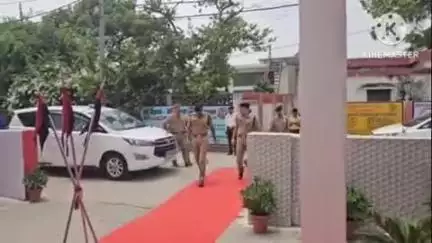 संभल: बहजोई एसपी कार्यालय पर डीआईजी मुनिराज को दी गई सलामी गार्ड, दूसरे दिन करेंगे दो थानों का निरीक्षण