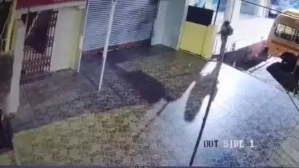 कांके: डिबडीह बाईपास रोड स्थित फोर्स मोटर्स के शोरूम में चोरी, सीसीटीवी में कैद हुई घटना