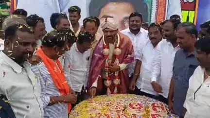 ಕಂಪ್ಲಿ: ಶಾಸಕ ಜೆ.ಎನ್. ಗಣೇಶ್ ಜನ್ಮದಿನ ಆಚರಣೆ, ಅಂಬೇಡ್ಕರ್ ಸರ್ಕಲ್‌ನಲ್ಲಿ ಕೇಕ್ ಕತ್ತರಿಸಿ, ಮಕ್ಕಳಿಗೆ ಪುಸ್ತಕ, ಪೆನ್ನು ವಿತರಣೆ