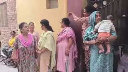 ਪਠਾਨਕੋਟ: ਪਠਾਨਕੋਟ ਦੇ ਮੁਹੱਲਾ ਪ੍ਰੀਤ ਨਗਰ ਦੇ ਲੋਕਾਂ ਨੇ ਡੀਪੂ ਹੋਲਡਰ ਤੇ ਕਣਕ ਘੱਟ ਦੇਣ ਦੇ ਲਗਾਏ ਇਲਜ਼ਾਮ ਕੀਤਾ ਰੋਸ ਪ੍ਰਦਰਸ਼ਨ#Jansamasya