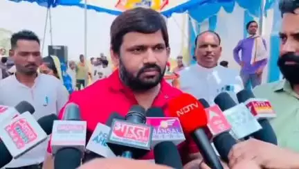 डिंडौरी: डिंडौरी जिले में संजय पाठक द्वारा आदिवासियों के नाम पर ज़मीन खरीदने का खुलासा, वीडियो वायरल