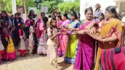 கோவில்பட்டி: அரசு மகளிர் மேல்நிலைப்பள்ளி மாணவிகளை பூ மற்றும் இனிப்பு வழங்கி உற்சாகமாக வரவேற்ற ஆசிரியர்கள்