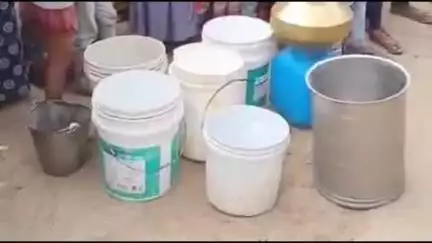 करौली: रामनगर कॉलोनी में 2 माह से पानी के संकट को लेकर खाली बर्तन लेकर लोगों ने किया विरोध प्रदर्शन