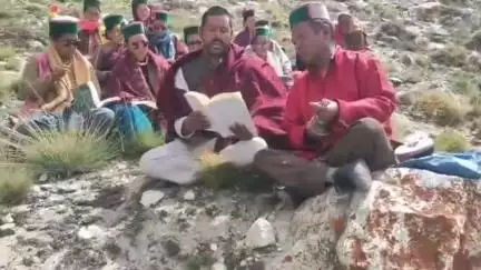 हंगरंग: किन्नौर के हाँगरंग घाटी के ग्रामीणों ने पहाड़ों में प्रकृति की पूजा-पाठ किया, बौद्ध धर्म गुरु रहे मौजूद