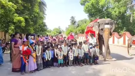 மயிலாடுதுறை: தருமபுரத்தில் அரசு உதவி பெறும் பள்ளியில் யானை குதிரை ஆடு முன்னே செல்ல மாணவர்களை பள்ளிக்கு நூதனமுறையில் அழைத்து வந்த ஆசிரியர்கள்